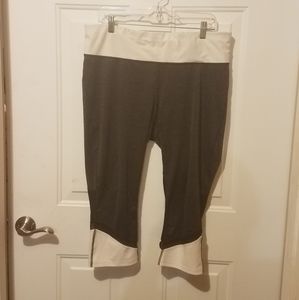 Xersion XL capri exercise leggings